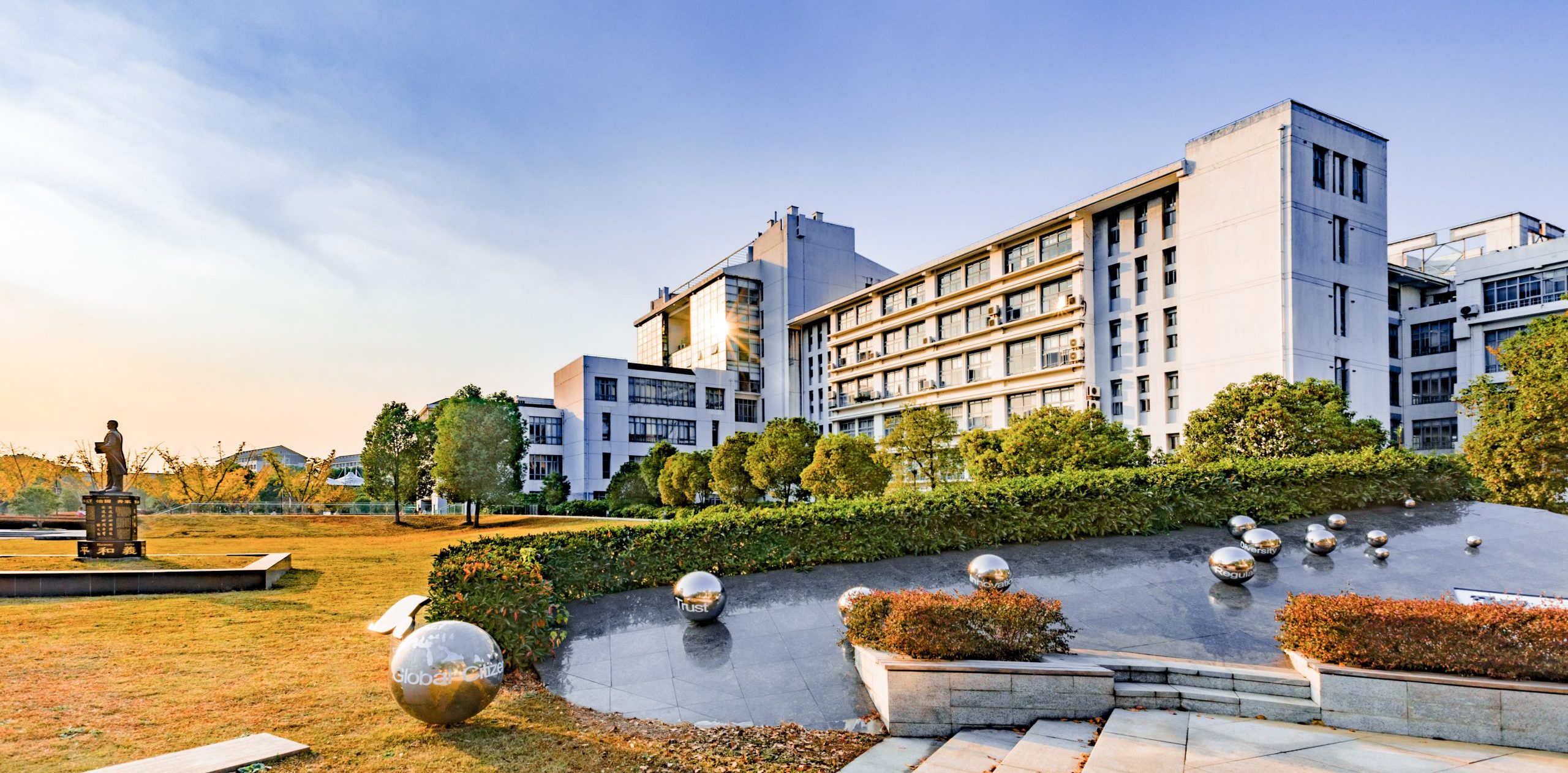 西交利物浦大学关于本科招生及课程辅导信息的风险提示